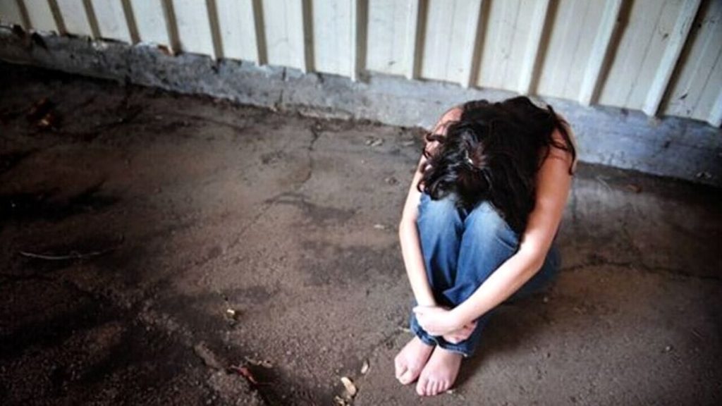 Ragazza violentata dal pusher nel palazzo occupato. Era stata minacciata con un coltello alla gola