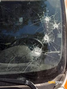 Ambulanza presa a sassate e sprangate nella baraccopoli: un operatore ferito e un contuso