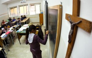 Gli studenti di religione sono sempre meno, ma il governo aumenta gli insegnanti