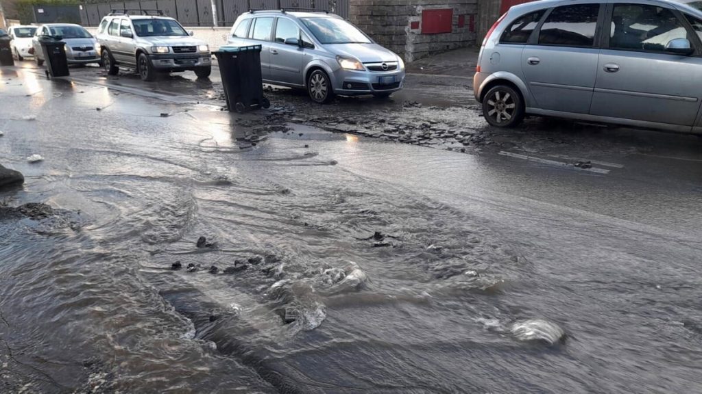 Condotta dell'acqua si rompe e apre una voragine: strada chiusa causa allagamento