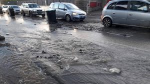 Condotta dell'acqua si rompe e apre una voragine: strada chiusa causa allagamento