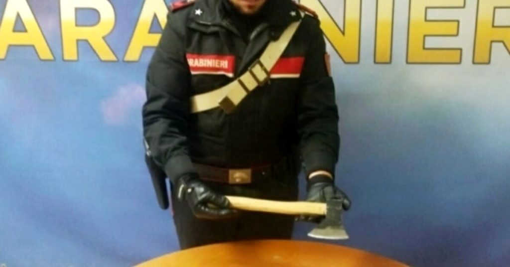 Roma, armata di ascia semina il panico nella metro: voleva entrare gratis