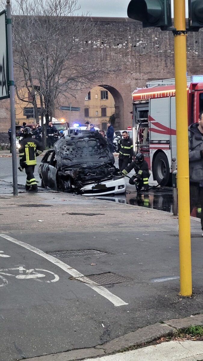 Paura a piazzale Labicano: auto in fiamme, nessun ferito