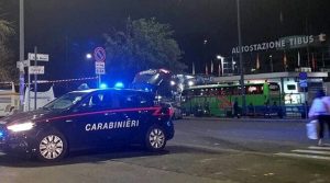 Ladro rompe vetrina e ruba sigarette alla tabaccheria dell'autostazione Tibus