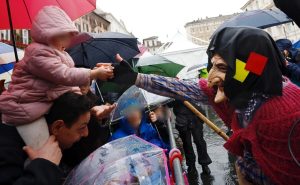 Epifania a Roma, a piazza Navona una folla di romani ha assistito al volo della Befana