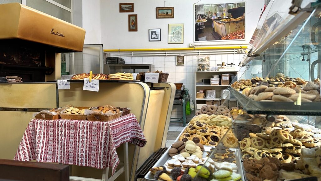 Nascosto nei vicoli di Trastevere c’è il biscottificio storico con un forno lungo 14 metri