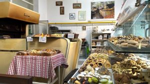 Nascosto nei vicoli di Trastevere c’è il biscottificio storico con un forno lungo 14 metri