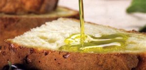 Olio di semi spacciato per extravergine: sequestri in 50 ristoranti di Roma