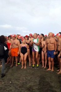 Capodanno, a Ostia il rito del tuffo in mare