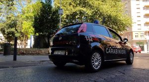 A bordo di una Smart non si ferma all'alt dei Carabinieri e crea il panico a Roma nord