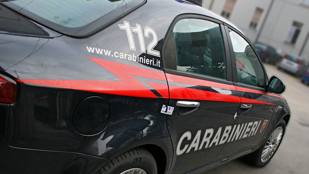 Perseguita la ex e il suo nuovo compagno: nei guai 49enne