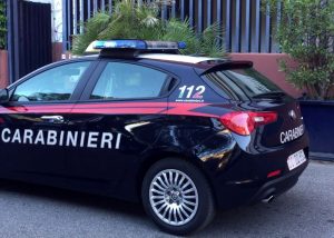 Picchia la madre e minaccia la nonna con un coltello per avere i soldi per la droga