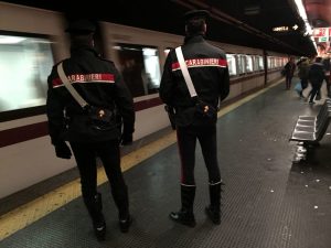 Romanisti e laziali cercano lo scontro alla stazione della metro, ferite due guardie giurate