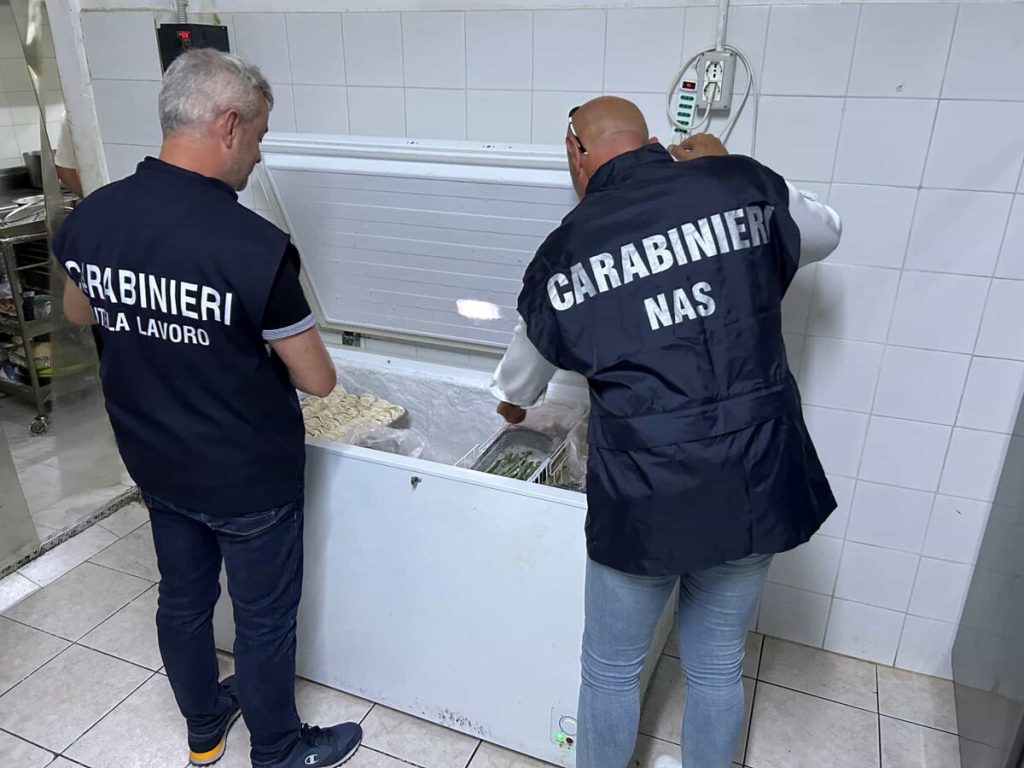 Blatte e feci di topo nel bar: chiuso per carenze igieniche