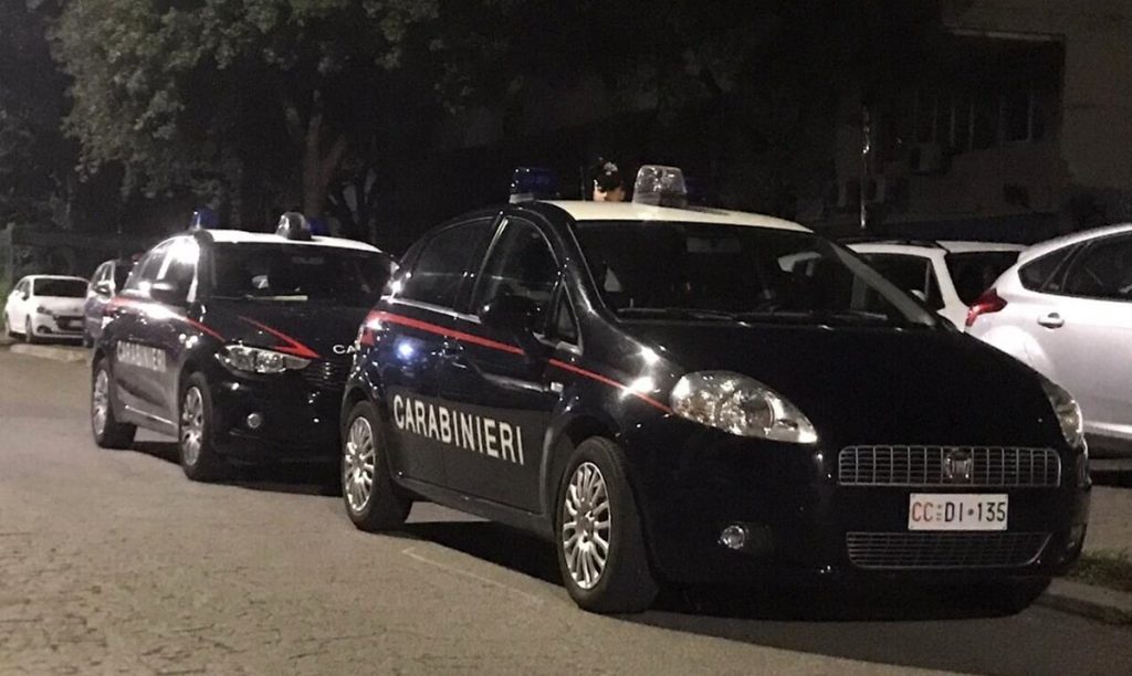 Litiga con il vicino e lo minaccia con un coltello