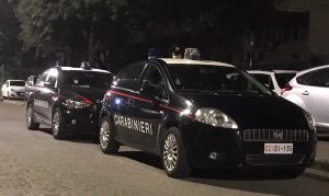 Litiga con il vicino e lo minaccia con un coltello