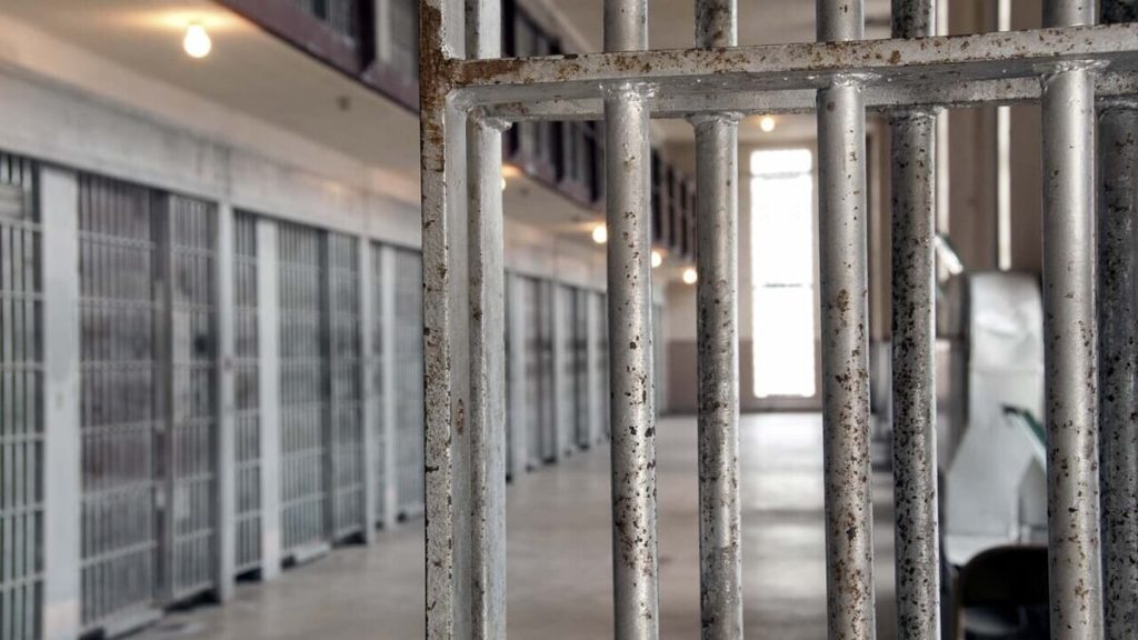 Scoppia incendio in carcere, 4 agenti intossicati