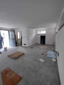 Cantine e garage trasformati in case: sequestrato il palazzo