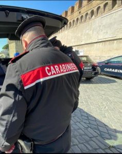 No fly zone: drone con telecamera in volo sopra Castel Sant'Angelo