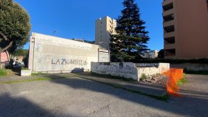 Da set del film di Zerocalcare all'abbandono totale. Ora il centro commerciale è anche bersaglio dei teppisti