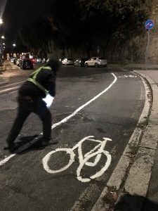 A San Lorenzo blitz dei "ciclo-attivisti anonimi": ridisegnata la ciclabile cancellata