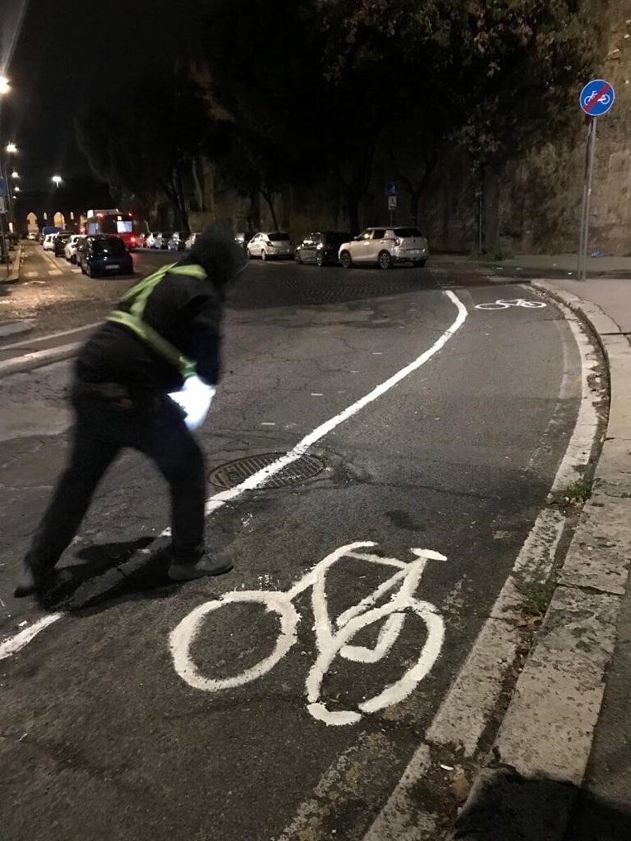 A San Lorenzo blitz dei "ciclo-attivisti anonimi": ridisegnata la ciclabile cancellata