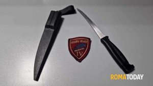 In fuga sullo scooter rubato si schianta contro la volante, poi minaccia agenti con un coltello