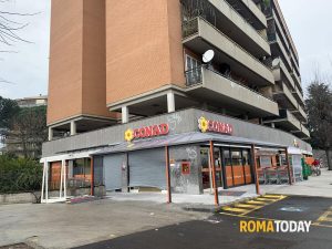 Furgone usato come ariete contro la serranda del Conad aperto lo scorso mese di dicembre