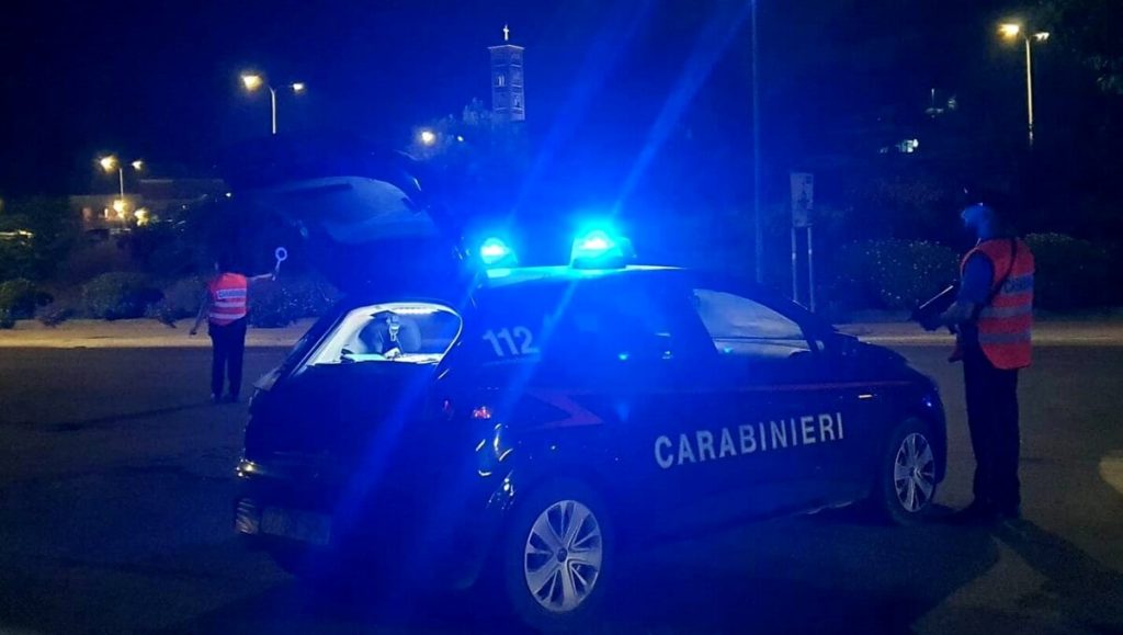 Accoltella la compagna al culmine di un lite