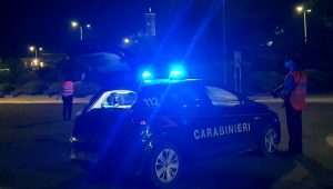 Accoltella la compagna al culmine di un lite