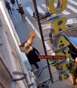 Scooter danneggiati e calci alle vetrine dei negozi di piazza Barberini