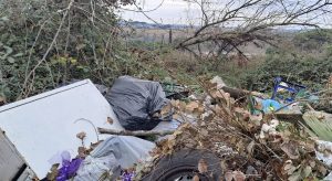 Il parcheggio dei pendolari che da nove anni è terra di nessuno
