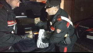 Ventenni in auto con due chili di hashish sotto al sedile