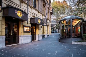 La lunga notte della 58ma finale del campionato NFL all'Hard Rock Cafe