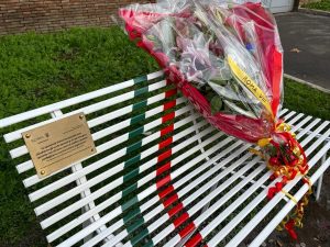 A Piazzale Ostiense un mazzo di fiori per ricordare David Sassoli