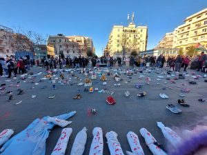 Centinaia di scarpe e peluche a Centocelle: “Stop al genocidio in Palestina”