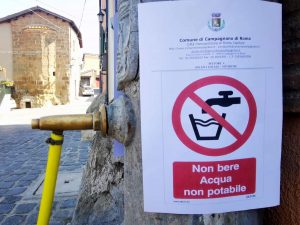 L’acqua avvelenata costa cara al paese dei vip: “Così rischiamo il dissesto finanziario”