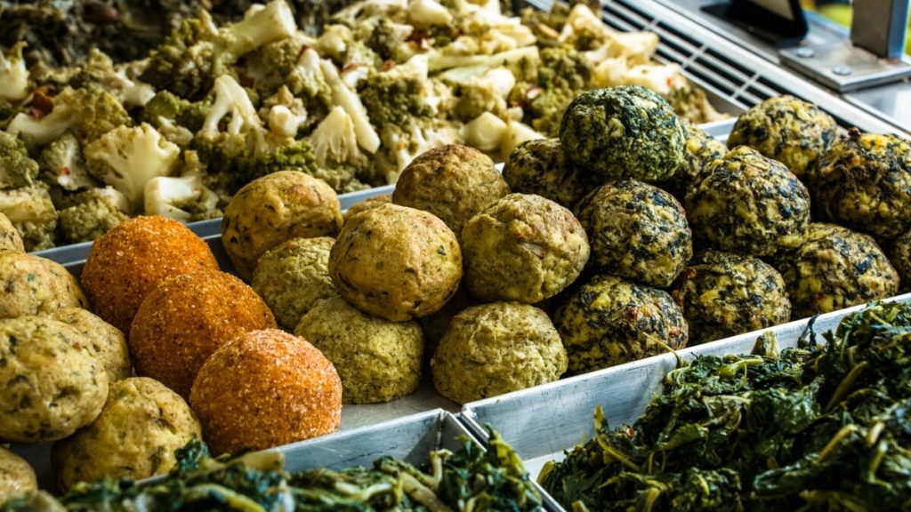 Hanno svecchiato il fruttarolo di quartiere a Roma. Ora diventano rosticceria veg