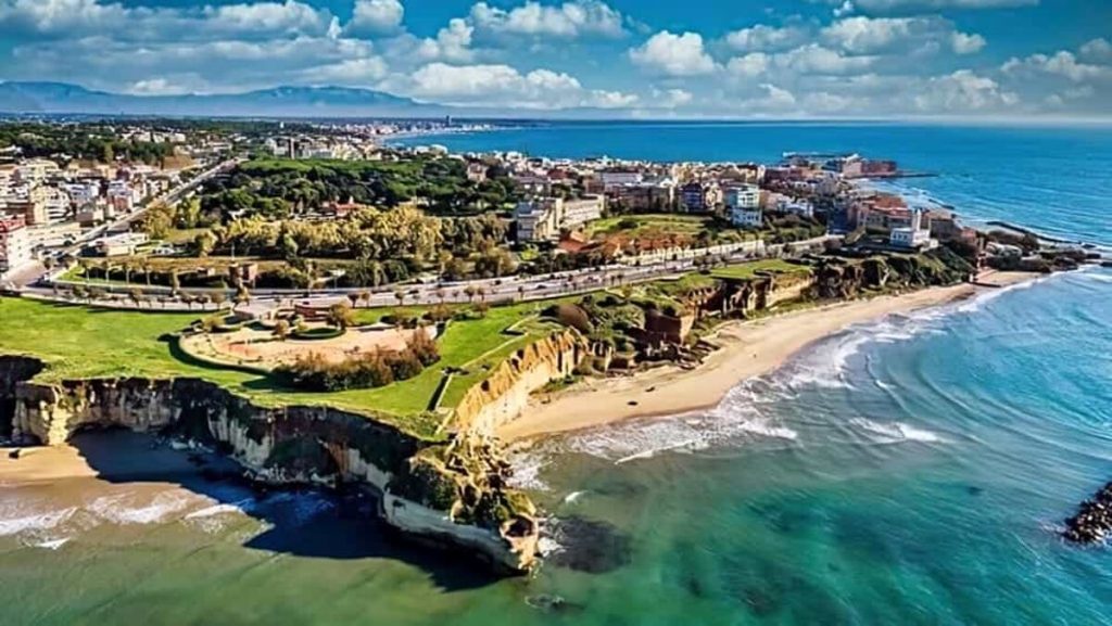 Il sistema dell'ex dipendente comunale: 150 euro in cambio della residenza