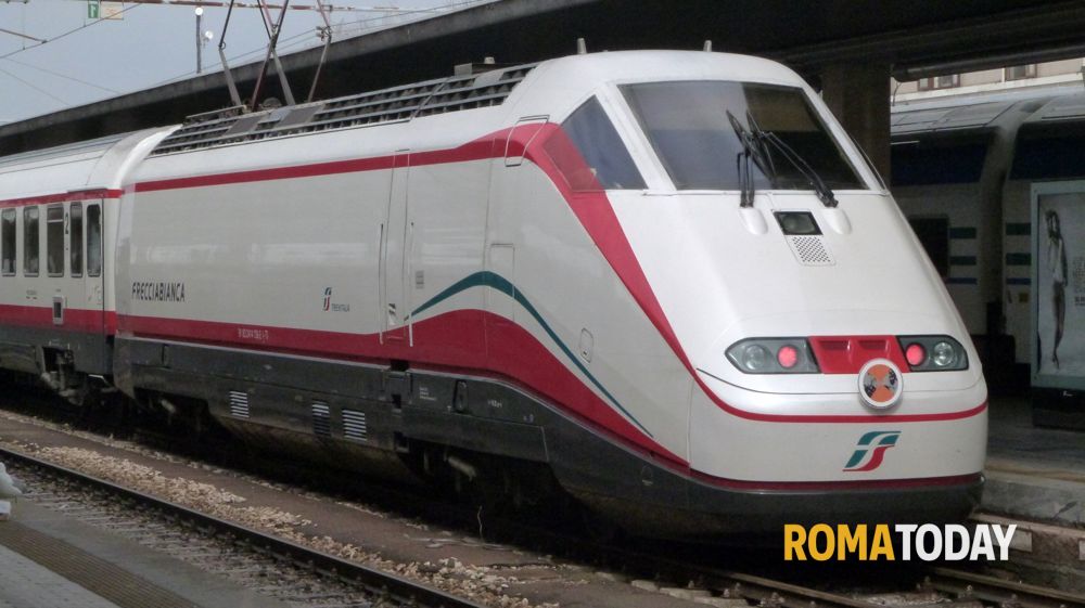 Pochi utenti e costi esorbitanti, ecco perchè l'agevolazione della "Carta Tutto Treno" rischia di sparire