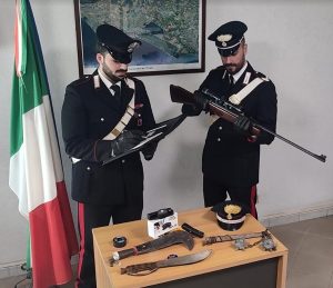 Picchia e minaccia la moglie, in casa nascondeva fucile e machete