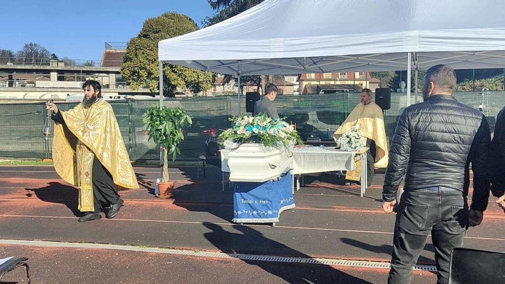 Alexandru Ivan, i funerali del 14enne ucciso a Pantano. In 300 per l'addio