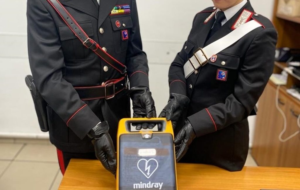Coppia di ladri ruba il defibrillatore della metro