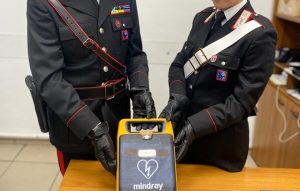 Coppia di ladri ruba il defibrillatore della metro