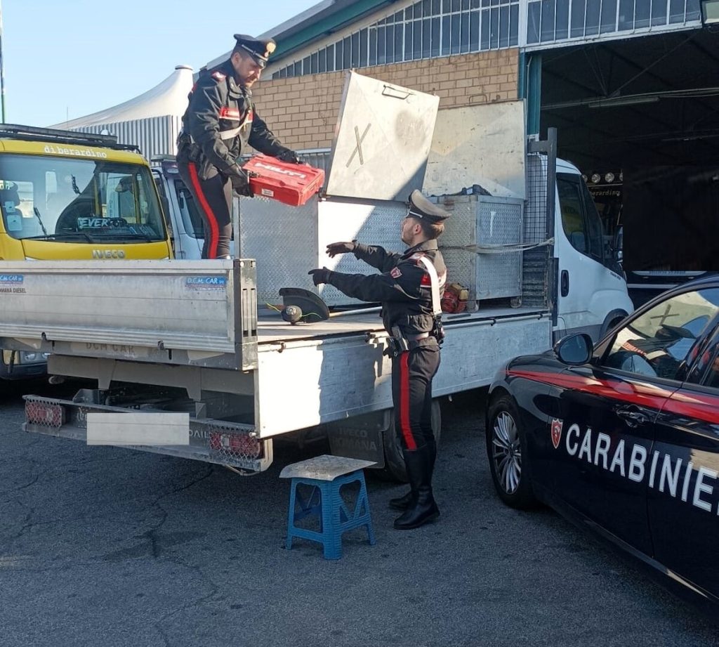 Rubano furgone della ditta edile con 20mila euro di materiale, scovati con il Gps