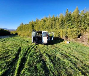 Rubano del gasolio, poi scappano con i furgoni del comune coprendo le scritte con la vernice