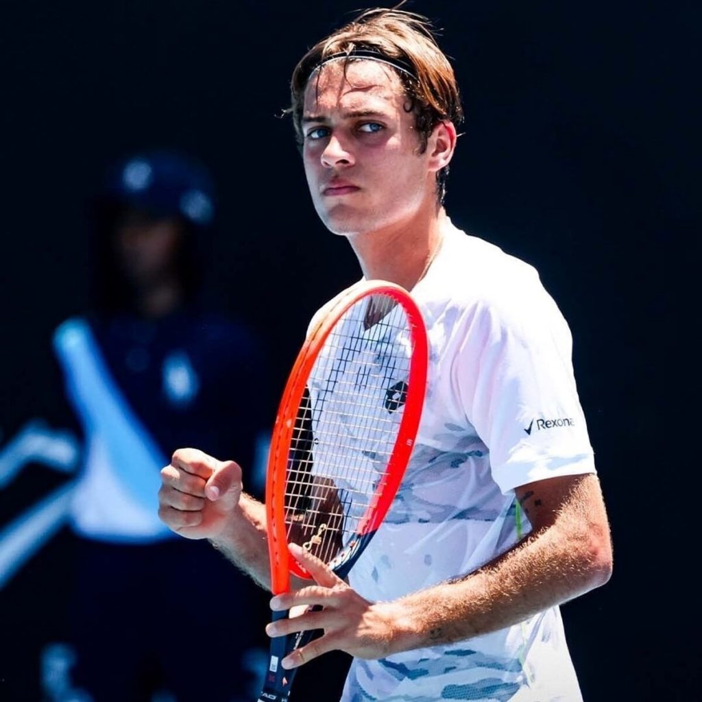 Il tennista romano Flavio Cobolli vola al secondo turno degli Australian Open! Impresa contro il numero 18 del mondo Jarry