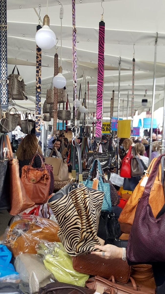 Salvi gli "spuntisti", gli ambulanti precari che animano i mercati del VI municipio
