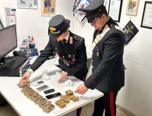 Panetti di hashish e cocaina nascosti in cantina, pusher in manette