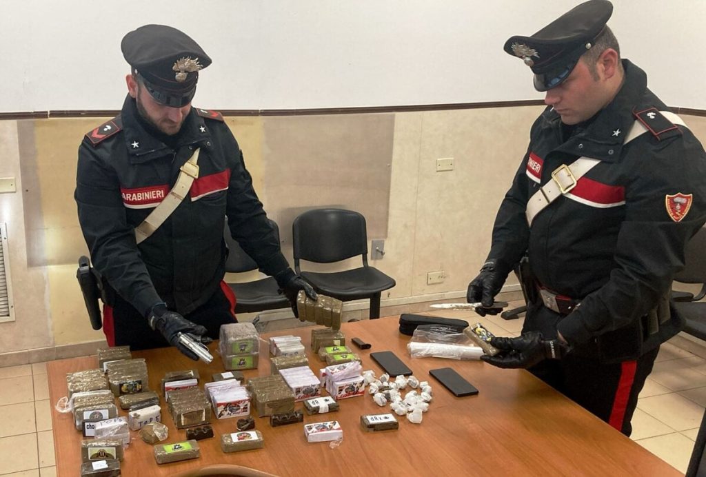 Corriere nasconde hashish nelle merendine, in casa 8,5 chili di droga e una pistola